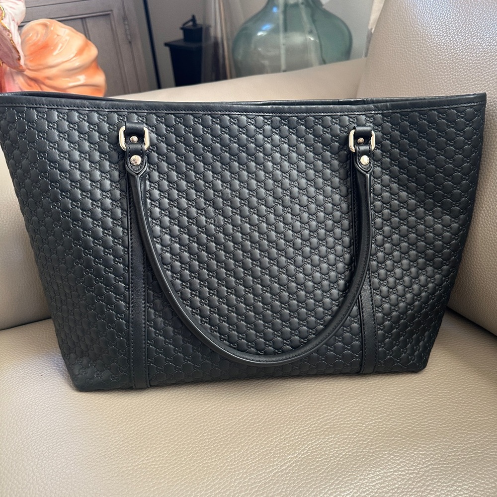 GUCCI Black Quilted Logo-Embossed Leather Tote Bag